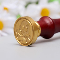 Печать для сургуча с деревянной ручкой "Череп и кости" 9х2,5х2,5 см Печать для сургуча с деревянной ручкой "Череп и кости" 9х2,5х2,5 см