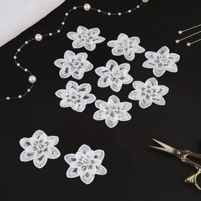 Вязаные элементы с бусинами &laquo;Цветы&raquo;, 5 &times; 5 см, 10 шт, цвет белый