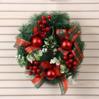Венок новогодний d-24 см "Яркая сказка" зелень ягоды