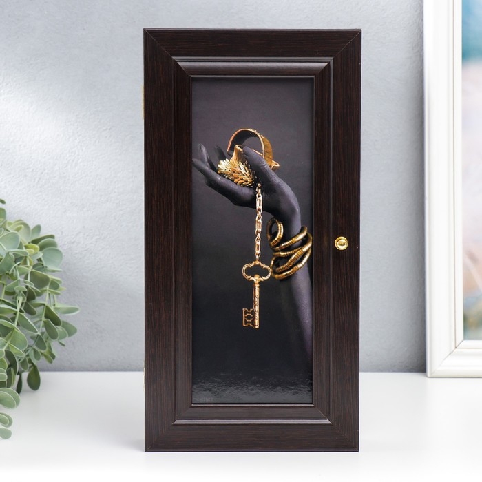 Ключница  "Рука" венге 16х31 см МИКС