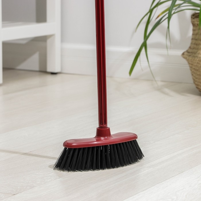 Щётка для пола &laquo;Комфорт&raquo; с черенком, жёсткая, цвет МИКС