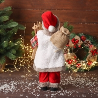 Дед Мороз "В клетчатой рубашке, с веточками и лыжами" двигается, 45х24 см, красный Дед Мороз "В клетчатой рубашке, с веточками и лыжами" двигается, 45х24 см, красный