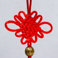 Подвеска "Манэки-нэко с узлом счастья" 24х2,7х1,8 см Подвеска "Манэки-нэко с узлом счастья" 24х2,7х1,8 см