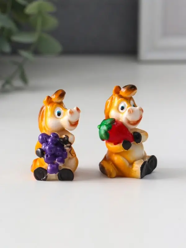 Сувенир полистоун "Коняшка с фруктиком" МИКС 2,2х2,5х4,7 см