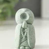 Сувенир песчаник "Буддийский монах с чётками - священные писания" 3х3х5,5 см