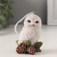 Сувенир полистоун подвеска "Белая сова с сосновыми шишками" 5,5х4х7,5 см