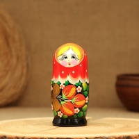 Матрёшка &laquo;Земляничка&raquo;, красный платок, 3 кукольная, 10-12 см