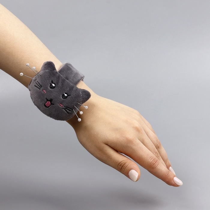 Игольница на браслете &laquo;Кошка&raquo;, 23 &times; 6,5 см, цвет серый МИКС