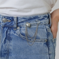 Булавка &laquo;Сердце&raquo; с цепочками, цвет серебро