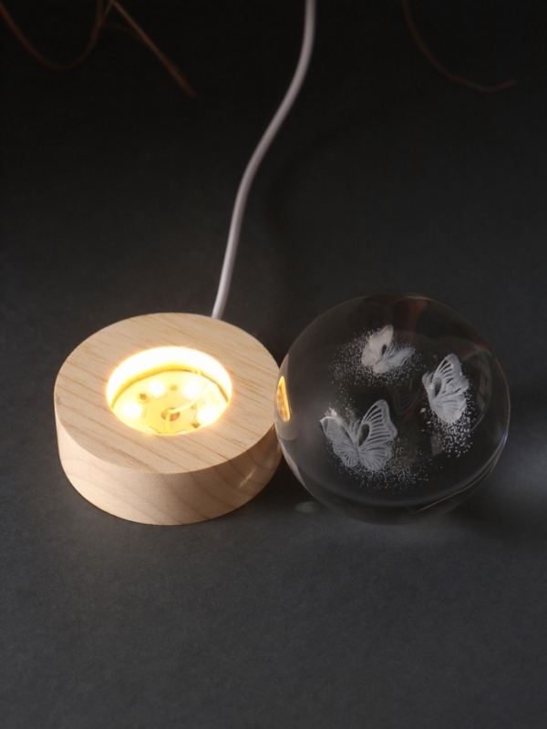 Сувенир стекло подсветка "Шар. Бабочки" d=6 см подставка дерево, USB