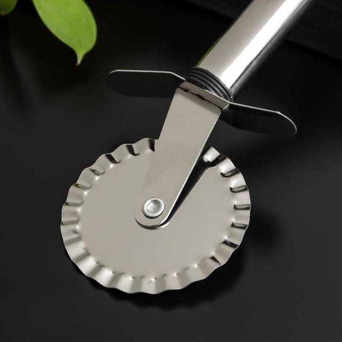 Нож для пиццы и теста Доляна &laquo;Помощник&raquo;, 18 см, ребристый, цвет черный