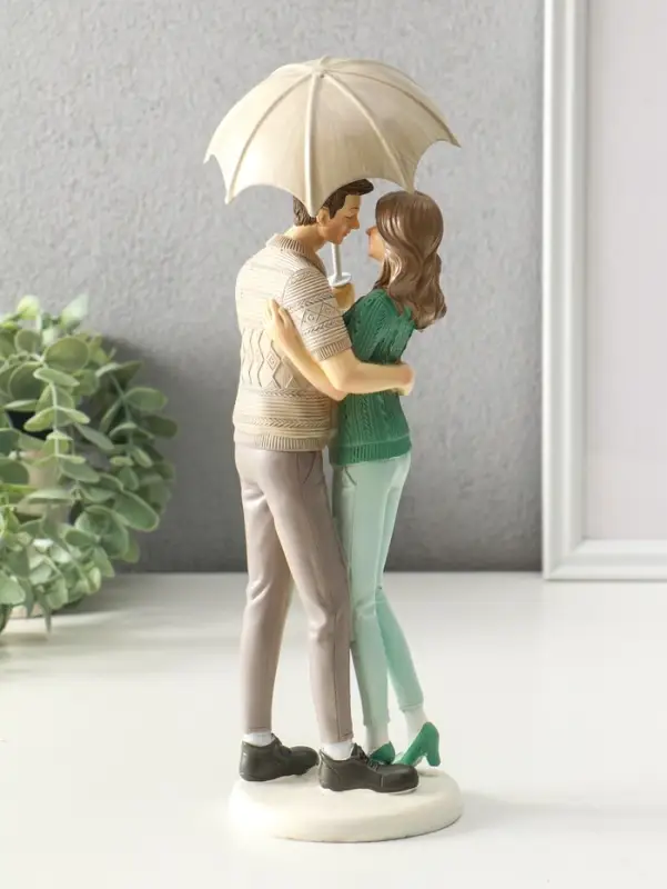 Сувенир полистоун "Влюблённые в вязанных джемперах, под зонтом" 8,5х9,5х25,5 см