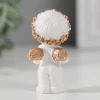 Сувенир полистоун "Ангелочек в венке с сердечком" белый с золотом 5,2х2,5х2,7 см