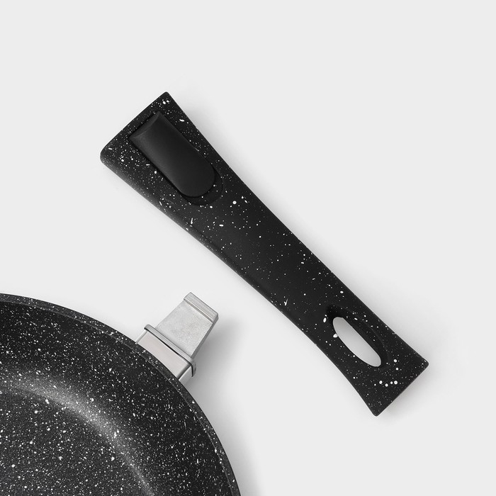 Сковорода кованая Magistro Dark, d=24 см, съёмная ручка soft-touch, антипригарное покрытие, индукция, цвет чёрный