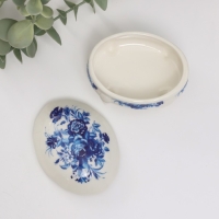 Шкатулка керамика на ножках "Синие цветы" 6,1х7,7х4,8 см