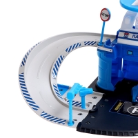 Парковка &laquo;Полицейский участок&raquo;, с металлическими машинкой и вертолётом