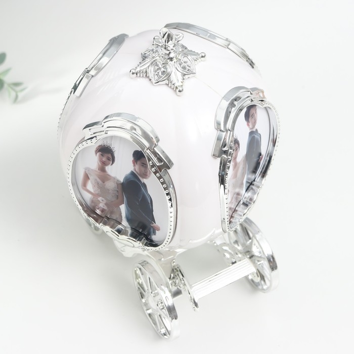 Фоторамка пластик 10х7,5 см музыка Фоторамка пластик 10х7,5 см музыка "Карета" белая с серебром 24х17,5х13 см