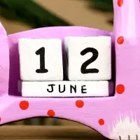 Календарь настольный &laquo;Кошка&raquo;, 14&times;4&times;10 см, дерево, сиреневый