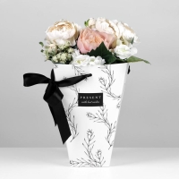 Переноска для цветов на лентах &laquo;Present with best wishes&raquo;, 17 х 25 х 9 см