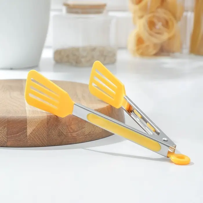 Щипцы кулинарные Доляна &laquo;Лопатка&raquo;, 25&times;5 см, цвет жёлтый