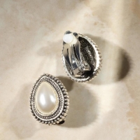 Клипсы &laquo;Грейс&raquo; капля в огранке, цвет белый в чернёном серебре