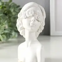 Статуэтка интерьерная "Девушка с повязкой на глазах", 14,3х9,5х7 см