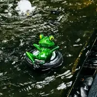 Садовая фигура 14 х 13 х 9,5 см "Лягушка в шине" Водоплавающая