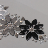 Наклейка пластик стразы на лицо "Три цветка" серые оттенки 14,5х16 см Наклейка пластик стразы на лицо "Три цветка" серые оттенки 14,5х16 см