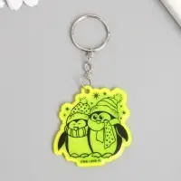 Брелок пластик светоотражающий "Пингвины - давай погреемся"  5х4,8 см