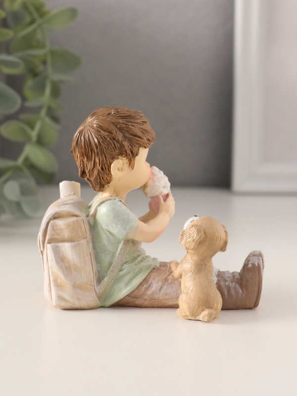 Сувенир полистоун "Мальчишка с рюкзаком и щенком, ест мороженое" 9,5х5х8,5 см