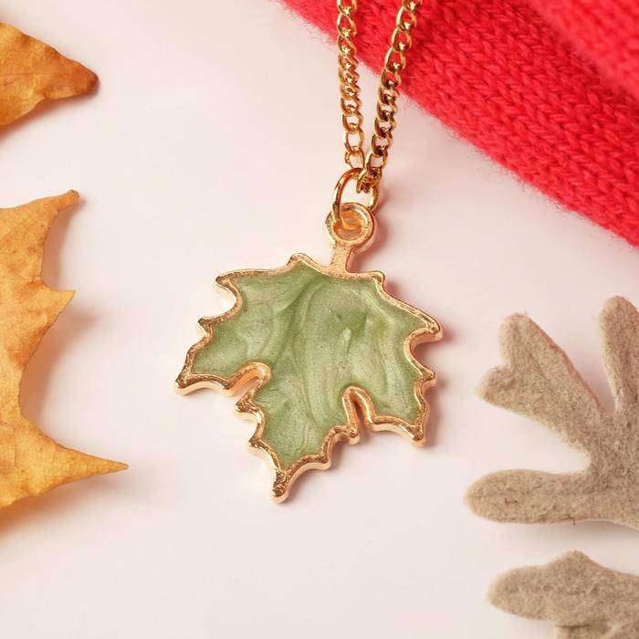 Кулон &laquo;Чек-лист на осень&raquo; кленовый лист, цвет зелёный в золоте, 45 см