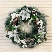 Венок новогодний d- 37 см "Уютная сказка" крупные цветы серебро Венок новогодний d- 37 см "Уютная сказка" крупные цветы серебро