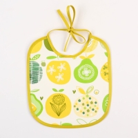 Нагрудник из нетканого полотна с ПВХ покрытием &laquo;Яблоки&raquo;, цвет зеленый, р-р. 20х22см