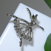 Брошь &laquo;Балерина&raquo; с бусинками, цвет белый в серебре