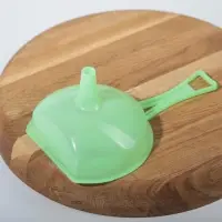 Воронка пластиковая с ручкой, 19&times;12&times;9 см, зелёная