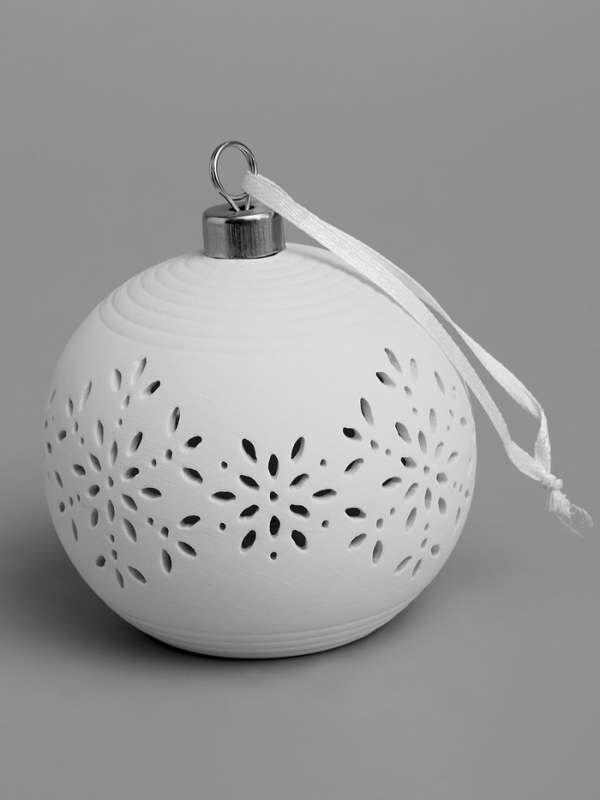 Елочный шар "Снежинки" 9х9х9.8 см, 1 LED, LR44x3(в компл.), свечение тёплое белое