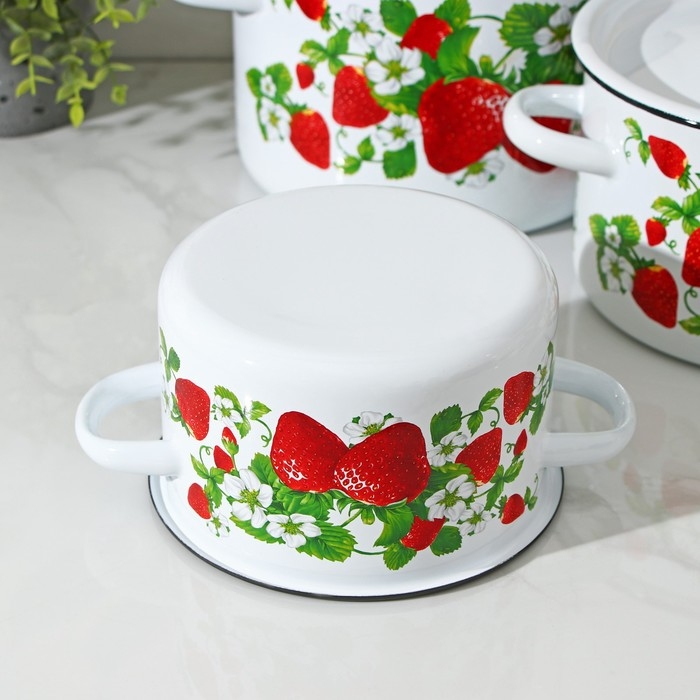 Набор эмалированных кастрюль &laquo;Клубничная поляна&raquo;, 3 предмета: 1,5 л 2,9 л 3,9 л