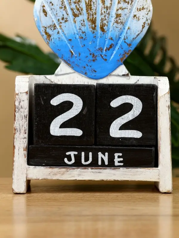 Календарь настольный "Морская ракушка" дерево 11х5х14 см, цв. бело-золотой