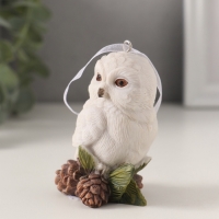 Сувенир полистоун подвеска "Белая сова с сосновыми шишками" 5,5х4х7,5 см