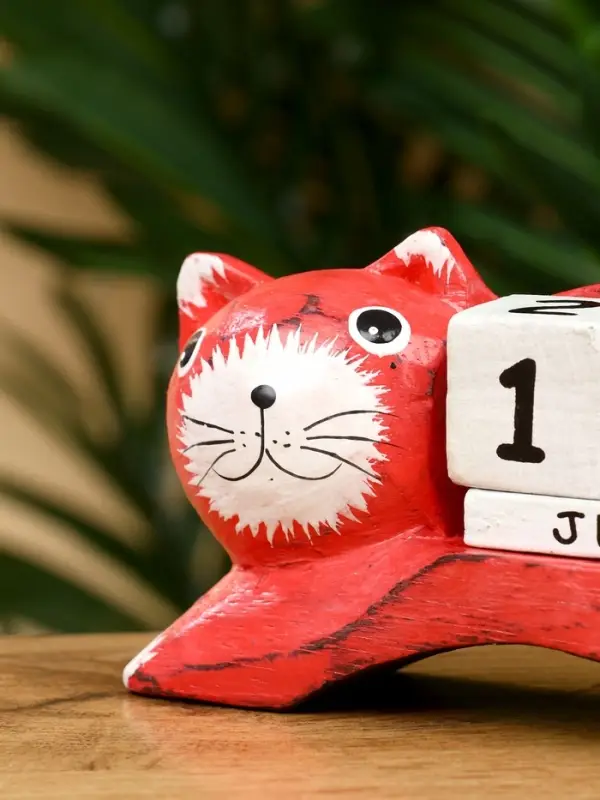 Календарь настольный "Кошка" дерево 13х4х10 см, цв. красный