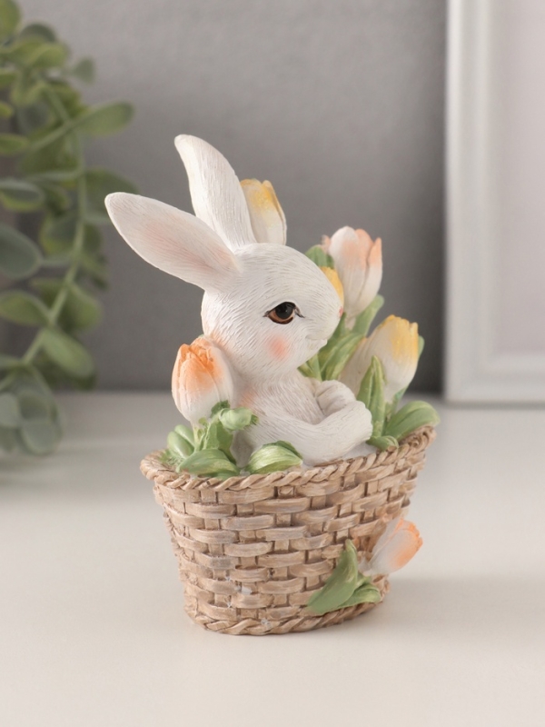 Сувенир полистоун "Белая зайка в плетённой корзине с тюльпанами" 9,5х5,5х11,5 см
