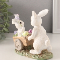 Сувенир полистоун "Кролик везет крольчонка в тележке с незабудками" 13,5х6,5х12 см Сувенир полистоун "Кролик везет крольчонка в тележке с незабудками" 13,5х6,5х12 см