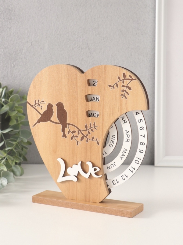 Сувенир дерево настольный календарь "Две птички на сердце" 3,7х18х19,5 см