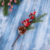 Декор "Зимние грезы" ягоды шишка еловые веточки, 26 см