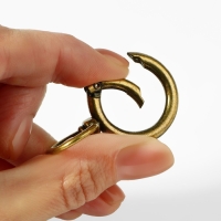 Кольцо-карабин, 43 мм, d = 27/19 мм, толщина - 4,5 мм, с креплением 20 × 3 мм, 5 шт, цвет бронзовый Кольцо-карабин, 43 мм, d = 27/19 мм, толщина - 4,5 мм, с креплением 20 × 3 мм, 5 шт, цвет бронзовый