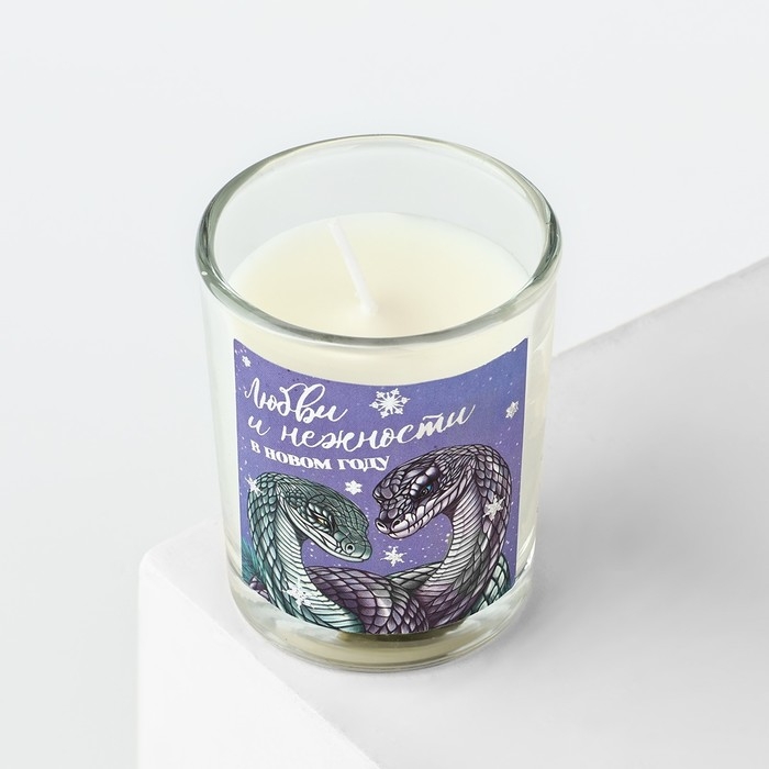 Новогодняя свеча с наклейкой &laquo;Новый год: Любви&raquo;, аромат еловые ветки,5х6х5 см