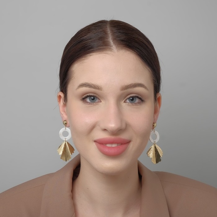 Серьги с перламутром &laquo;Сиа&raquo; листочек, цвет белый в золоте