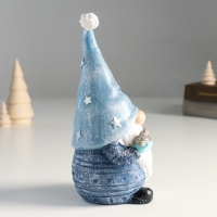 Сувенир полистоун "Дед Мороз в колпаке со звёздами, с веночком и птичкой" 10х8,5х21 см