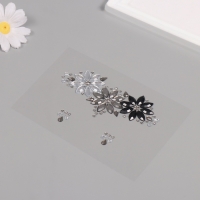 Наклейка пластик стразы на лицо "Три цветка" серые оттенки 14,5х16 см Наклейка пластик стразы на лицо "Три цветка" серые оттенки 14,5х16 см