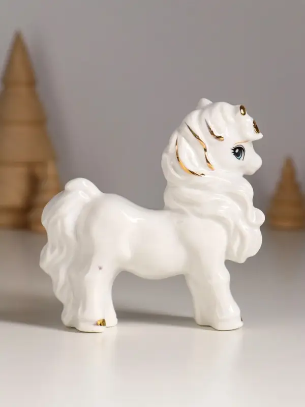 Сувенир керамика "Лошадка с бантом" белый с золотом 9,5х3х9,5 см
